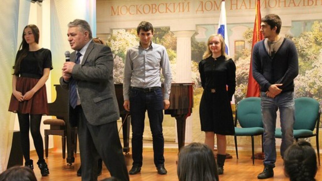 Доктор Х.М. Алиев ведет мастер-класс по методу Ключ